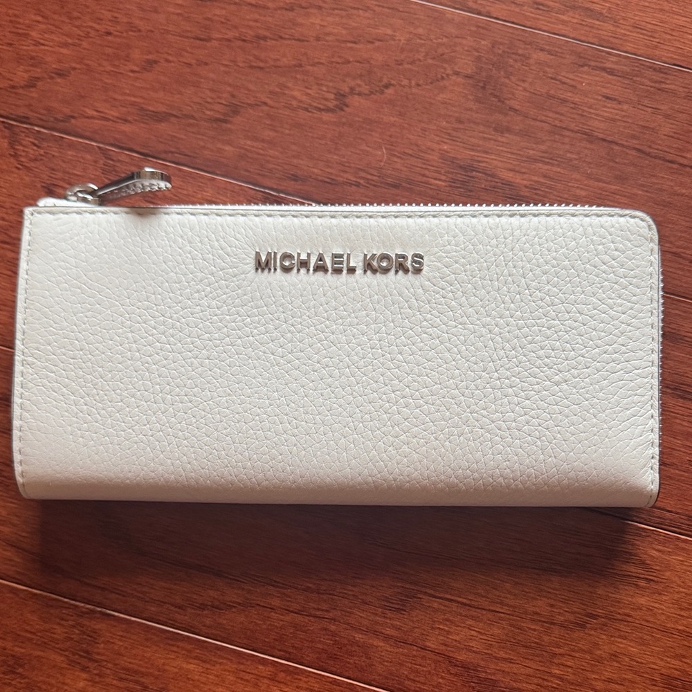 Michael Kors Pebbled White Zip Wallet with Silver Logo
